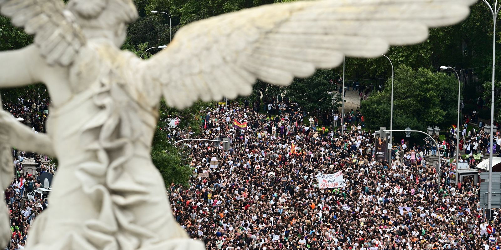 Habitação: Espanha antecipa eleições; sindicatos chamam à greve geral