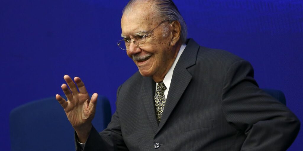 José Sarney recebe alta hospitalar após nove dias de internação