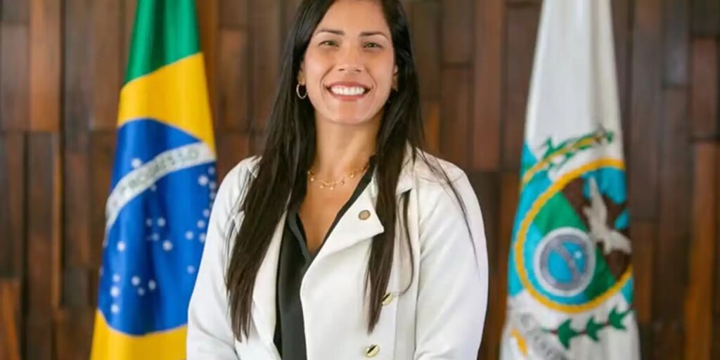Justiça proíbe deputada de incentivar demissão de opositores