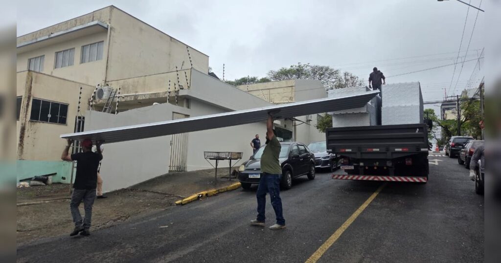 Lions Clube doa R$ 80 mil em telhas para reconstruir ONG em Apucarana