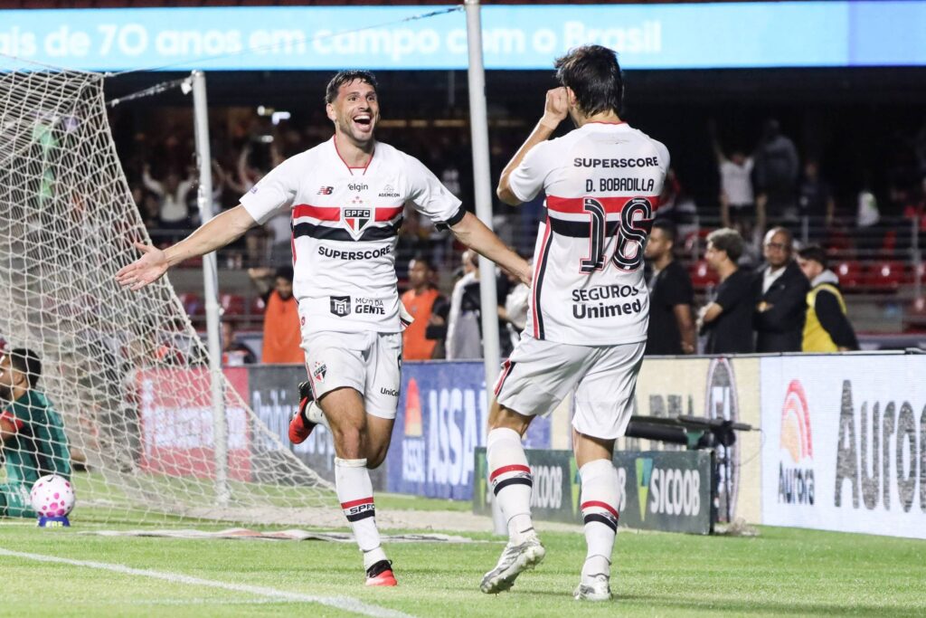 Lucas Moura volta Calleri marca 2 e São Paulo bate Vitória - 10/10/2026 - Esporte