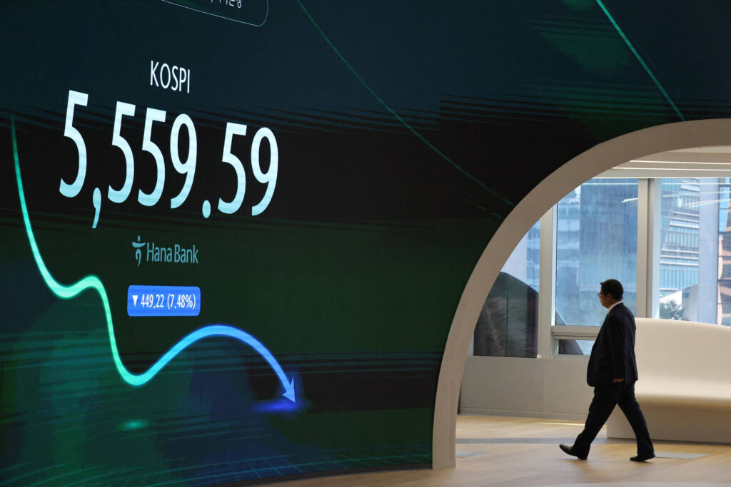 Mercados asiáticos têm forte queda nesta quinta (15) - 15/10/2026 - Economia