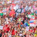 Milhares de pessoas lotam a orla de Copacabana em apoio a Lula