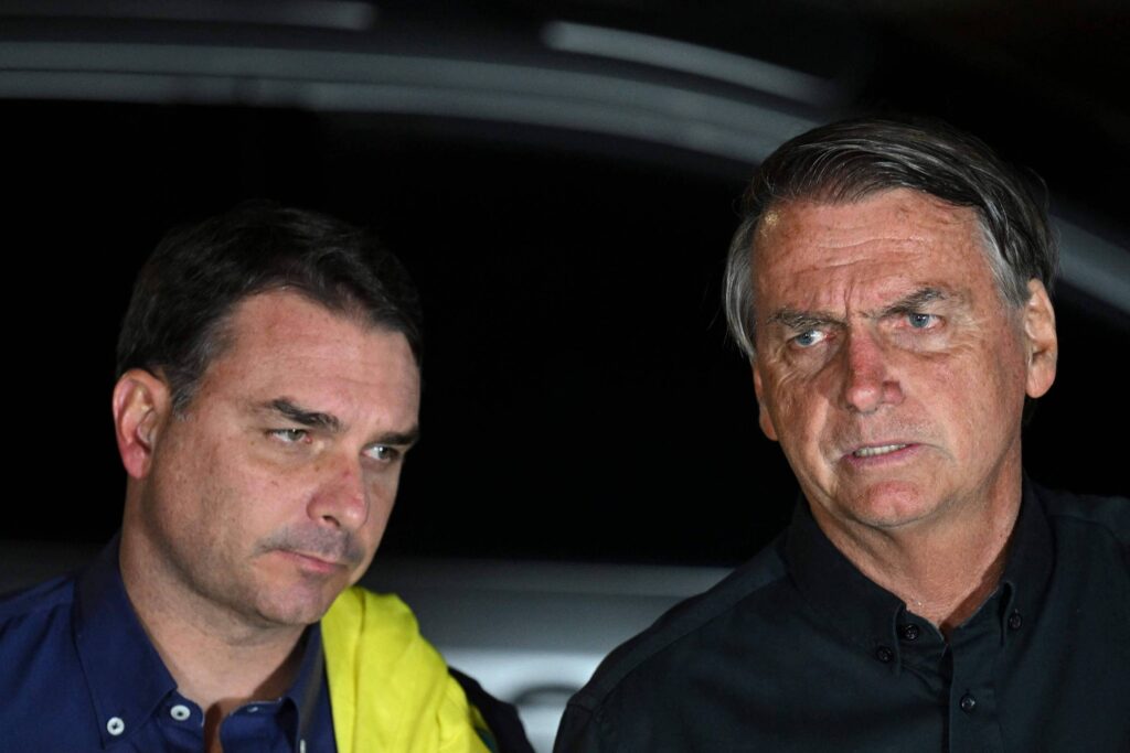 Moraes autoriza Flávio Bolsonaro a retomar visitas ao pai - 12/10/2026 - Política