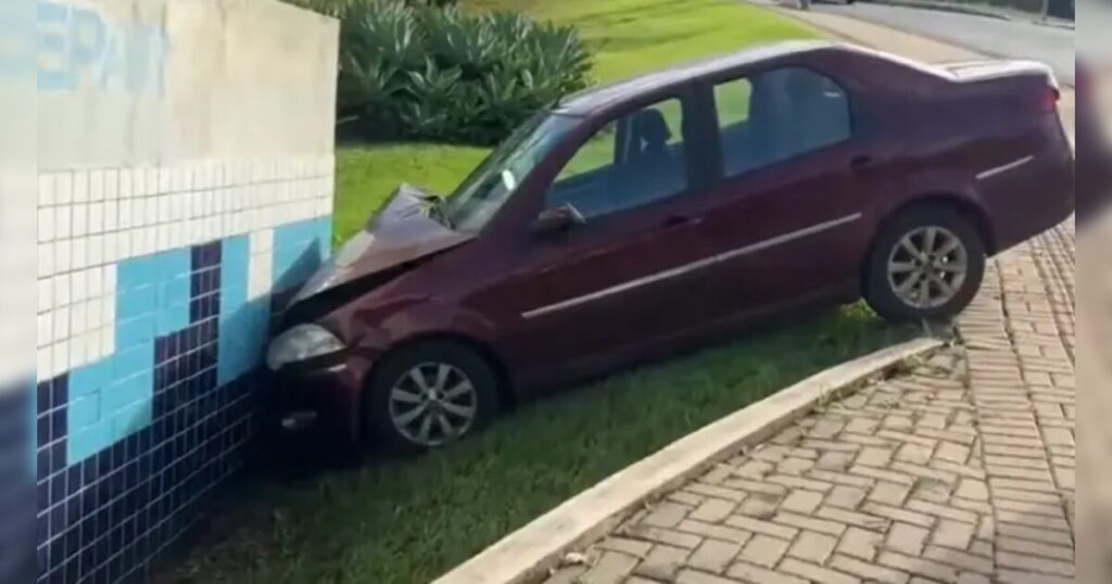 Mulher fica ferida após carro colidir contra muro em Londrina