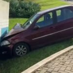 Mulher fica ferida após carro colidir contra muro em Londrina