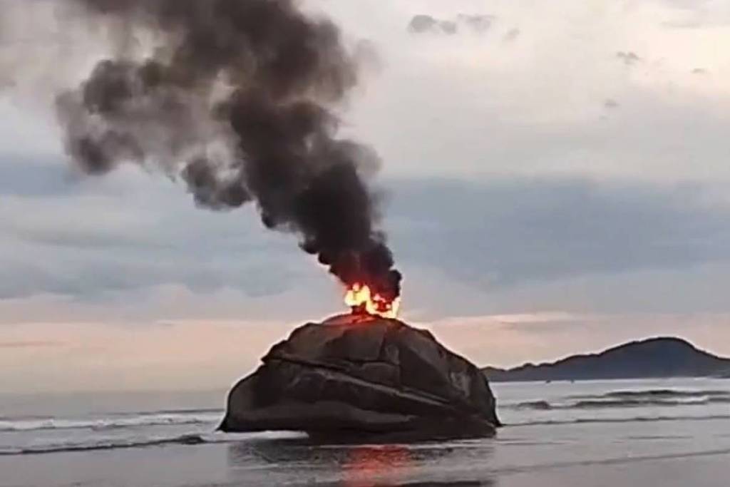 Pedra da Feiticeira é incendiada em São Vicente (SP) - 01/10/2026 - Cotidiano