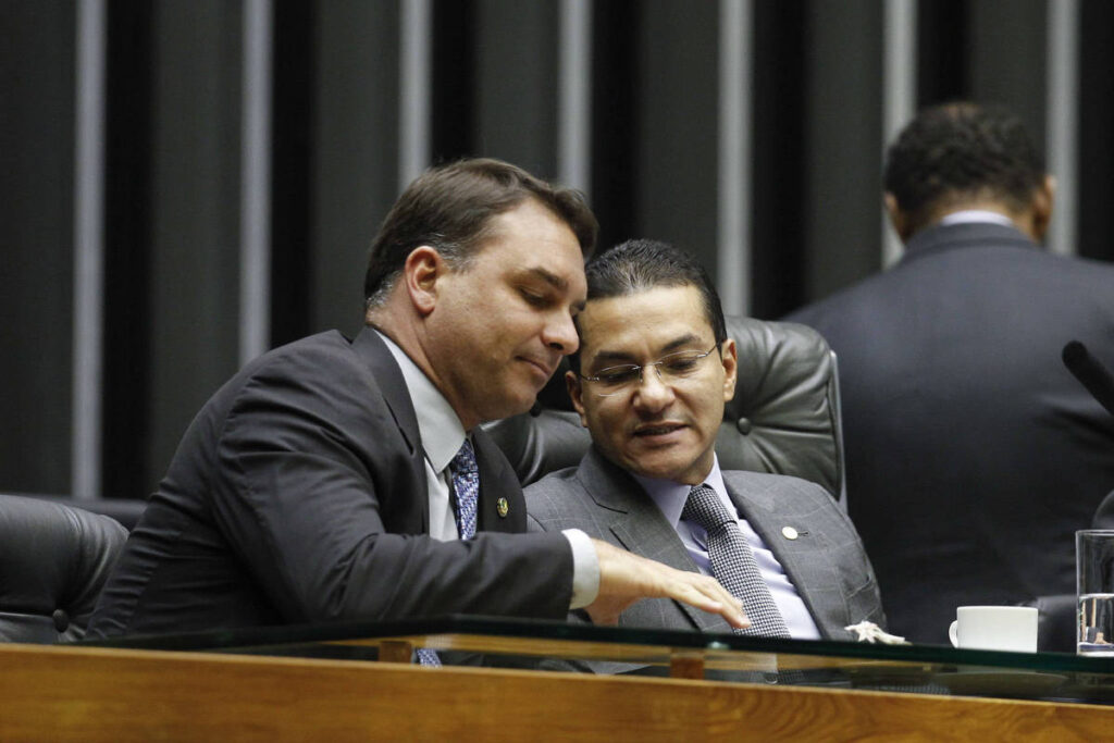 Republicanos oficializa apoio a Flávio Bolsonaro - 07/10/2026 - Política