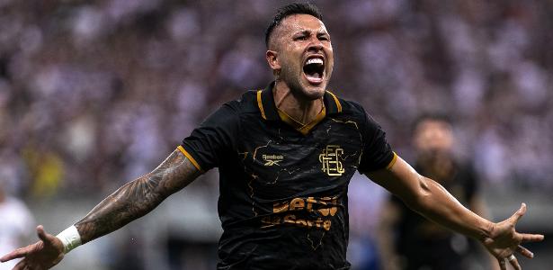 Pedro Favela comemora gol do Santa Cruz