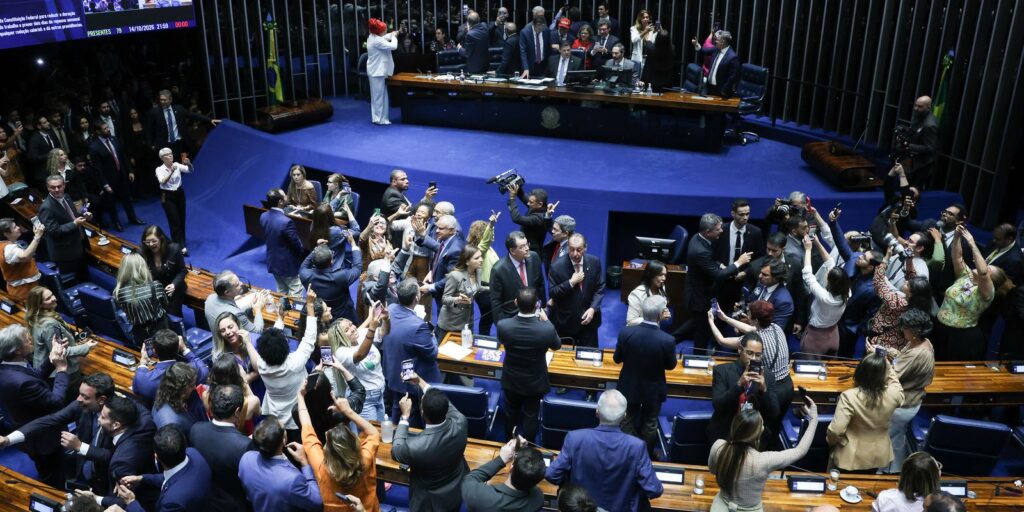 Senado aprova fim da escala 6x1 e redução da jornada de trabalho