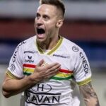 Ariel Palacios comemora gol marcado pelo Brusque durante jogo da Série C