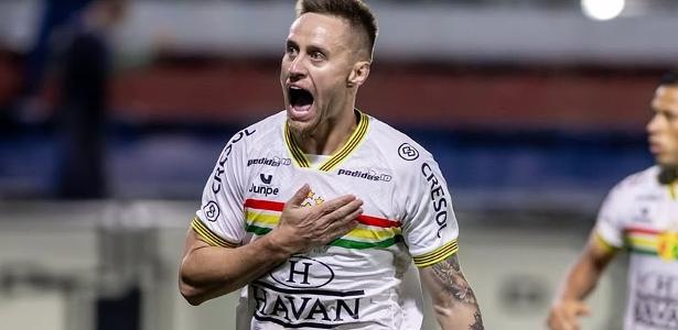 Ariel Palacios comemora gol marcado pelo Brusque durante jogo da Série C