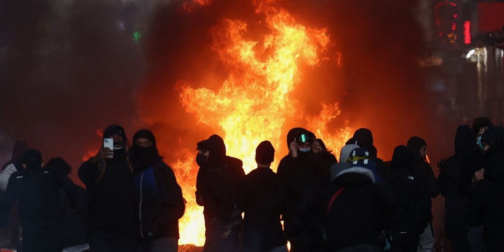 Tensões voltam a crescer; França contabiliza custos de protestos