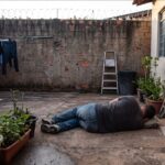 homem pula muro, assusta moradora e dorme no quintal